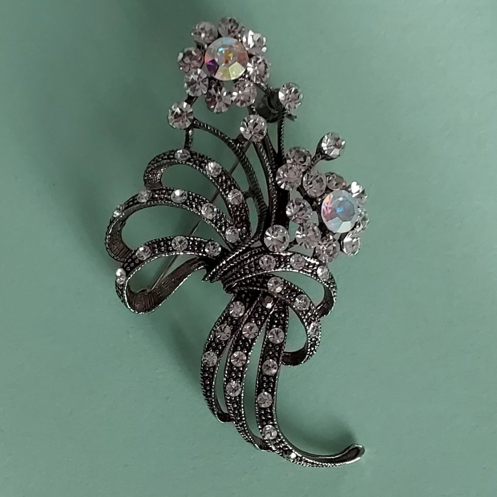 Rhinestone brooch: A bouquet of flowers for your special day